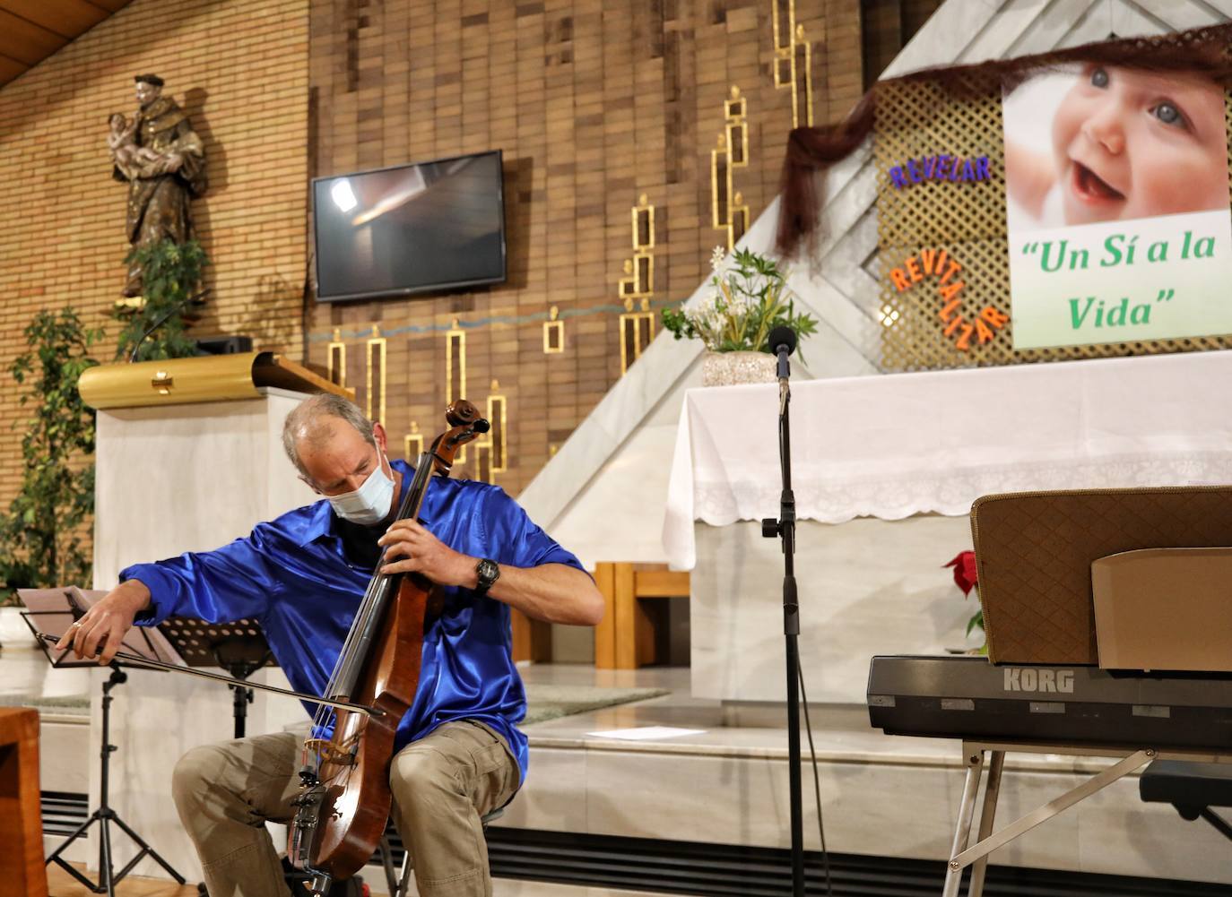 El público palentino disfruta de la actuación del artista inglés en la iglesia de San Antonio. 