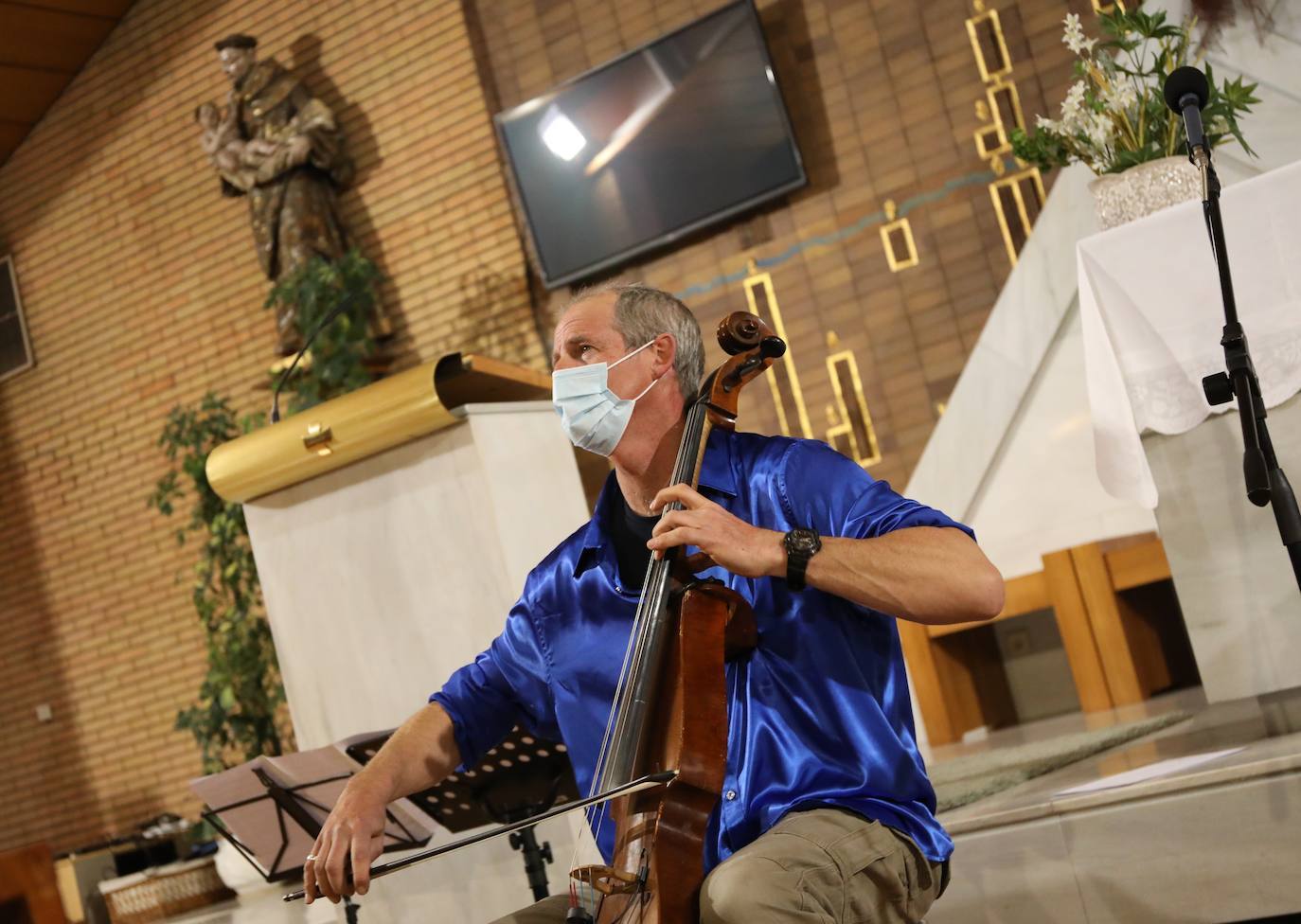 El público palentino disfruta de la actuación del artista inglés en la iglesia de San Antonio. 