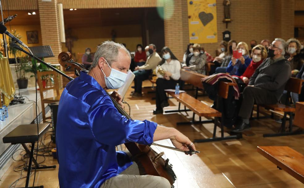 John Fellingham toca el violonchelo ante el público solidario que asistió este sábado a la iglesia de San Antonio. 