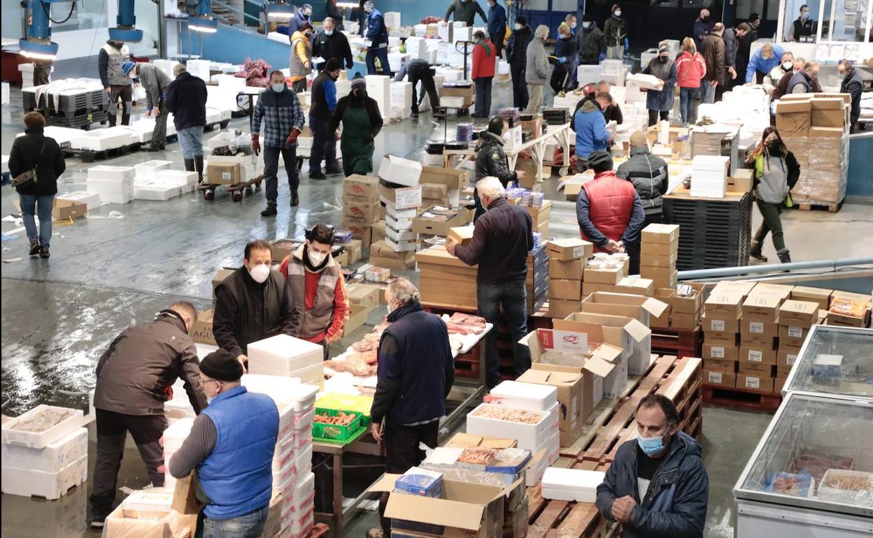 Proveedores gestionan el género en Mercaolid, el viernes. 