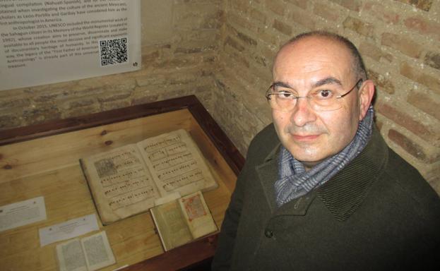 Juan Carlos Asensio posa en el Auditorio 'Carmelo Gómez' de Sahagún, ante un ejemplar de un Pasionario de 1582, que se expone con partituras del Oficio de Semana Santa .