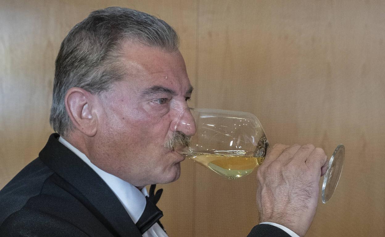 El sumiller Pablo Martín catando el blanco de Rueda.