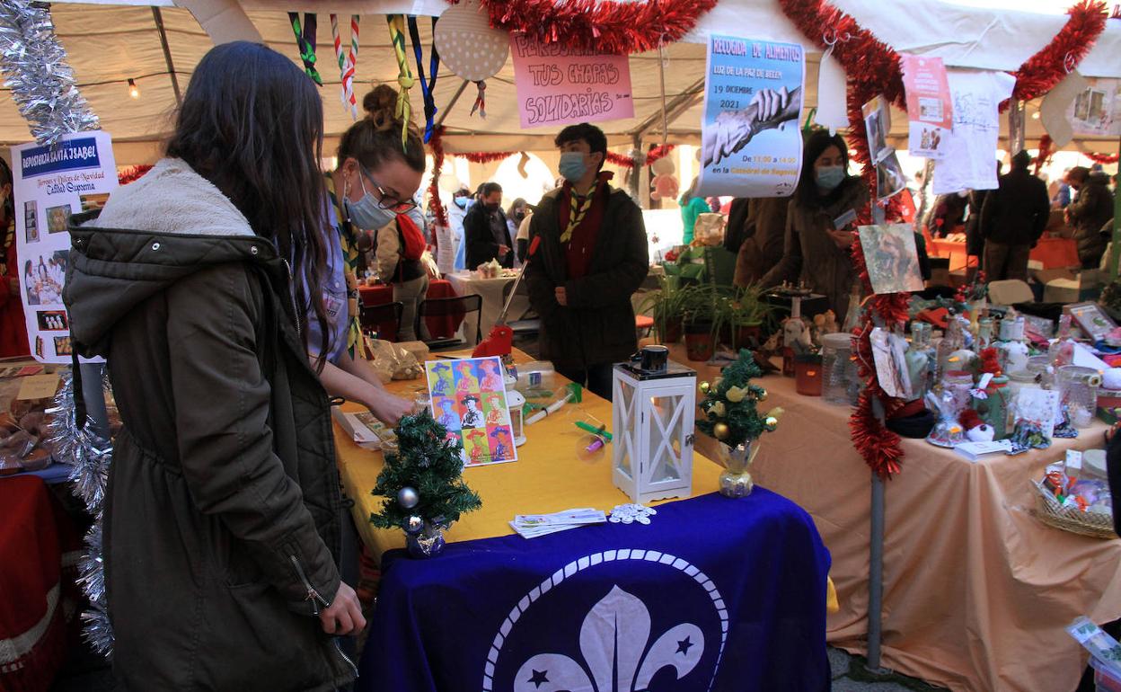 Puestos de asociaciones de carácter social que participan en el mercado solidario de San Lorenzo. 