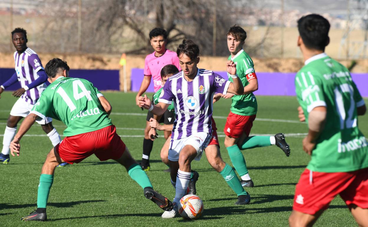 Adri Álvarez, autor del segundo tanto blanquivioleta, avanza ante la presión de la zaga madrileña