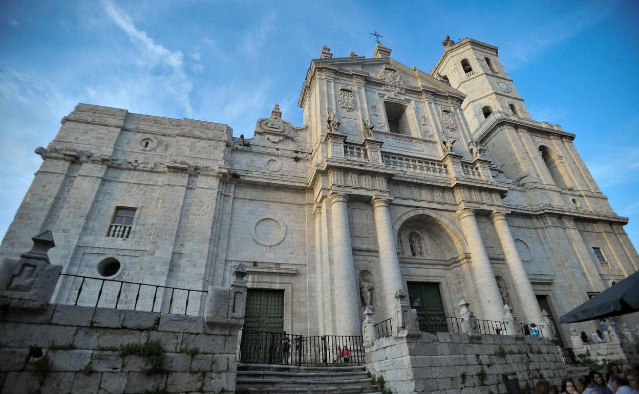 Fachada y atrio de la Catedral de Valladolid. 