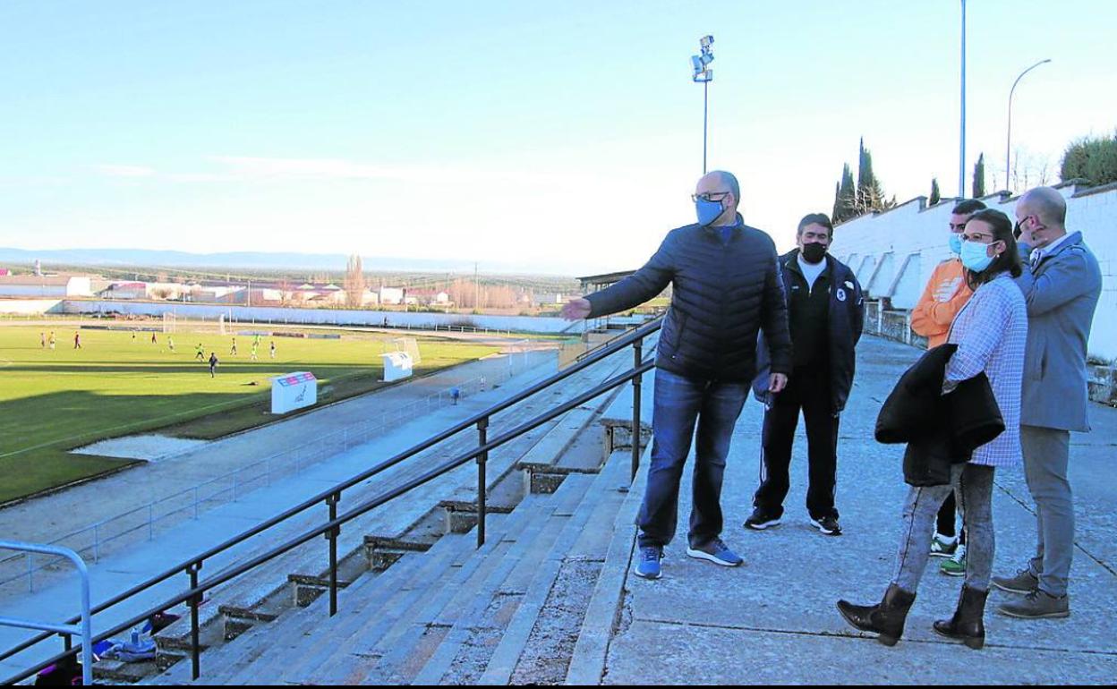 Visita de la directora general de Deportes, María Perrino, al campo de fútbol de Cuéllar. 