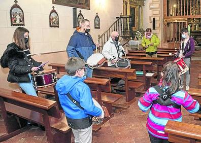 Imagen secundaria 1 - Arriba, la banda de cornetas y tambores de San José. Abajo a la izquierda, ensayos del Cristo del Mercado, y a al derecha, miembros de San Millán hace sonar sus cornetas. 