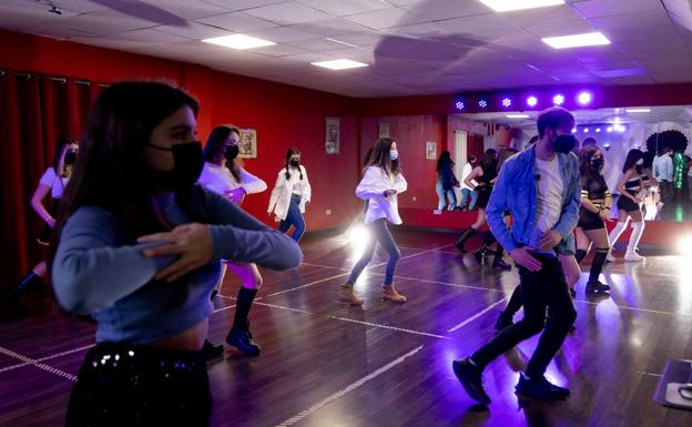 Un momento de la clase de K-Pop en la escuela de danza Farah Diva. 