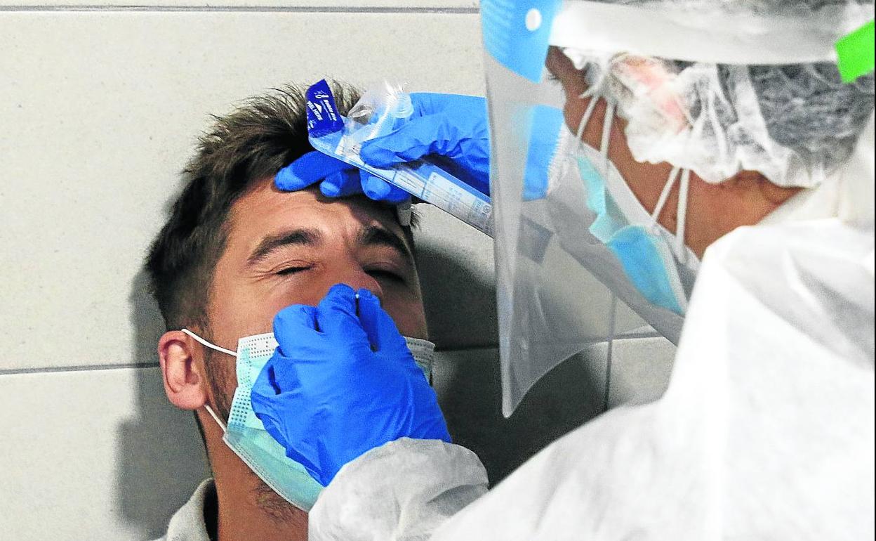 Un jugador de la Gimnástica Segoviana se somete a una PCR hace unos meses. 