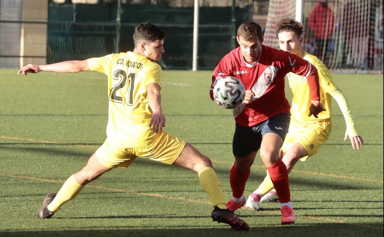 Un jugador del Simancas se va de dos rivales en una imagen de archivo. 