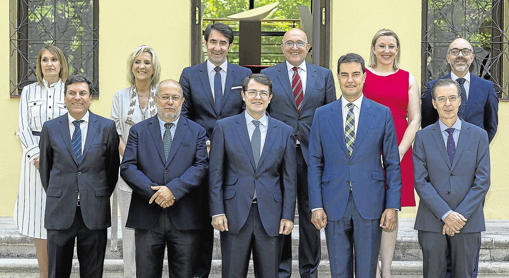 17.07.19. Los nuevos consejeros de la Junta de Castilla y León tomaron posesión de sus carteras. En primera fila y de izquierda a derecha, Carlos Fernández Carriedo, Francisco Igea, Alfonso Fernández Mañueco, Ángel Ibáñez y Germán Barrios. Detrás, Rocío Lucas, Verónica Casado, Juan Carlos Suárez-Quiñones, Jesús Julio Carnero, Isabel Blanco y Javier Ortega