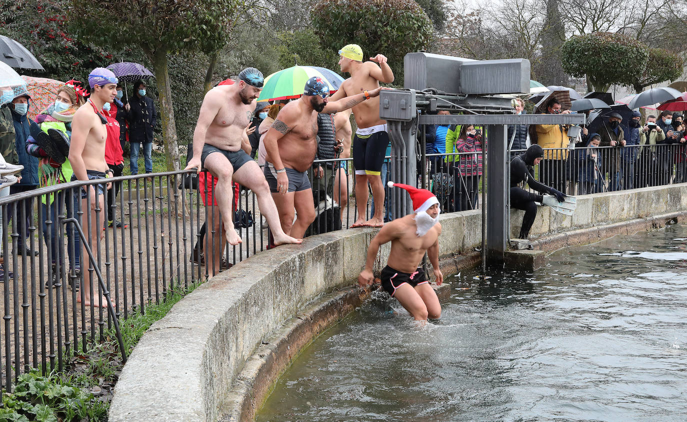 Fotos: Frío y solidario chapuzón por las asociaciones de personas con discapacidad