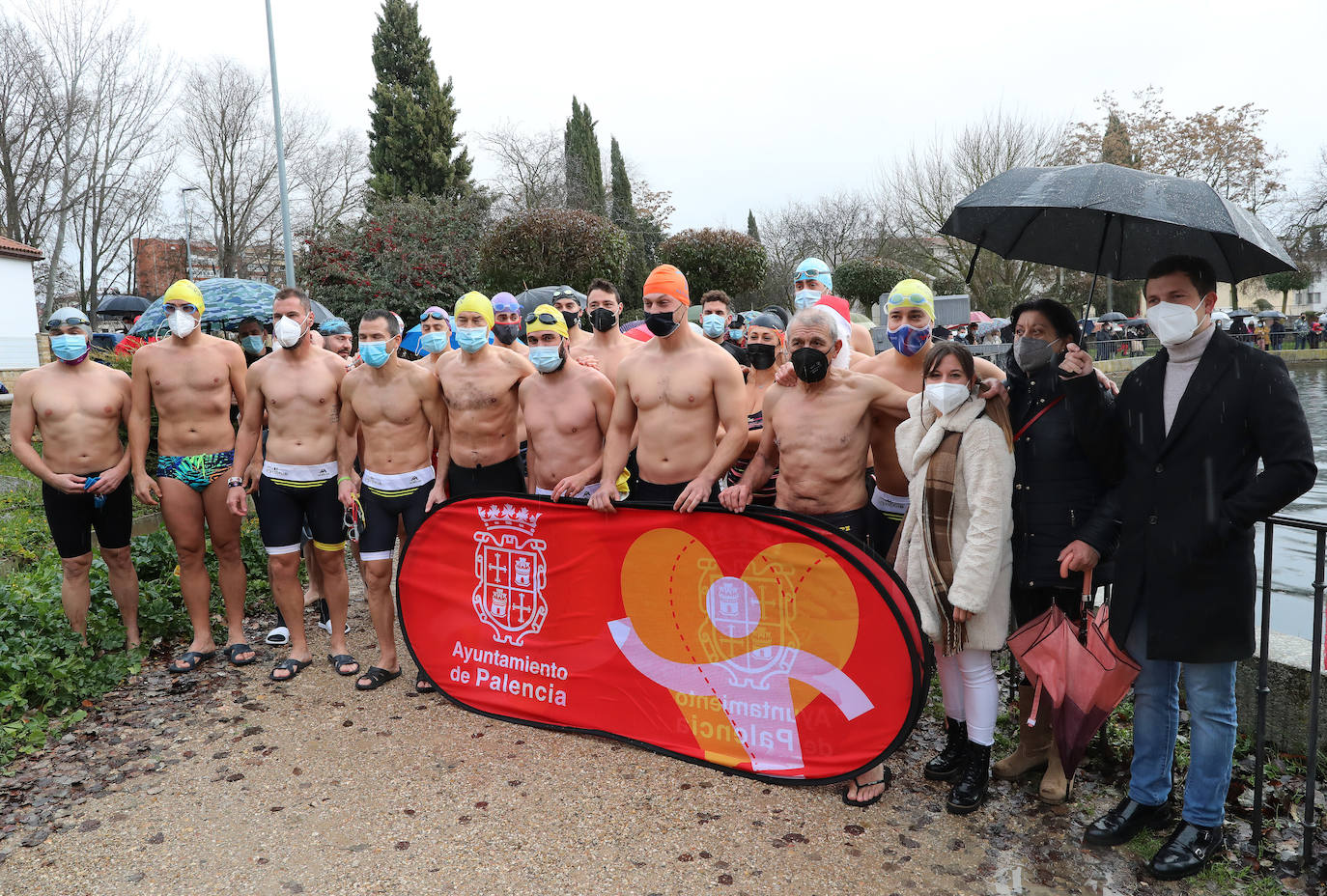 Fotos: Frío y solidario chapuzón por las asociaciones de personas con discapacidad