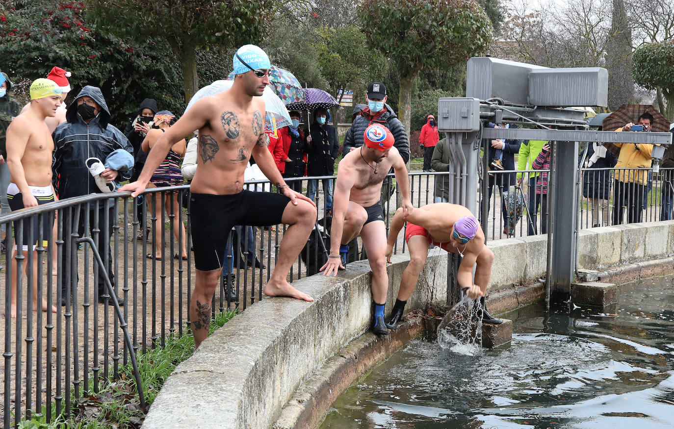 Fotos: Frío y solidario chapuzón por las asociaciones de personas con discapacidad