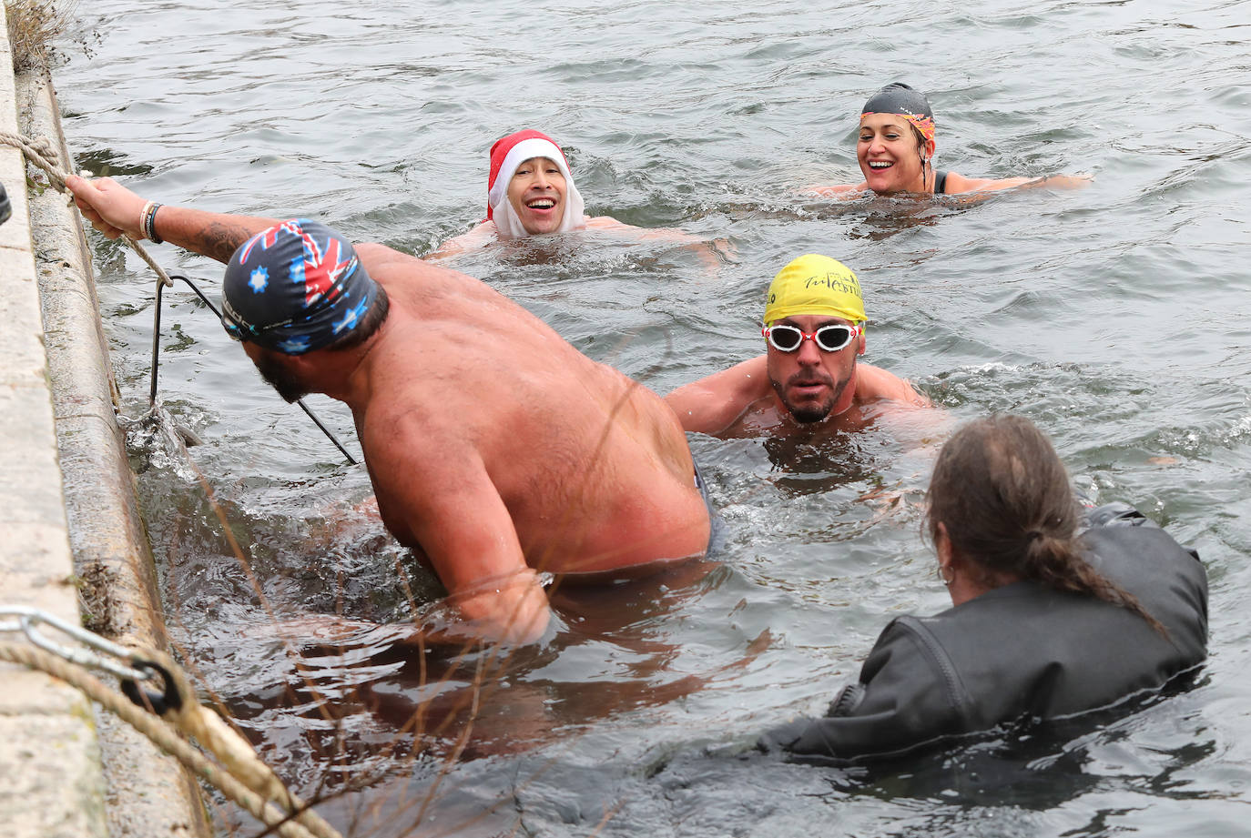 Fotos: Frío y solidario chapuzón por las asociaciones de personas con discapacidad