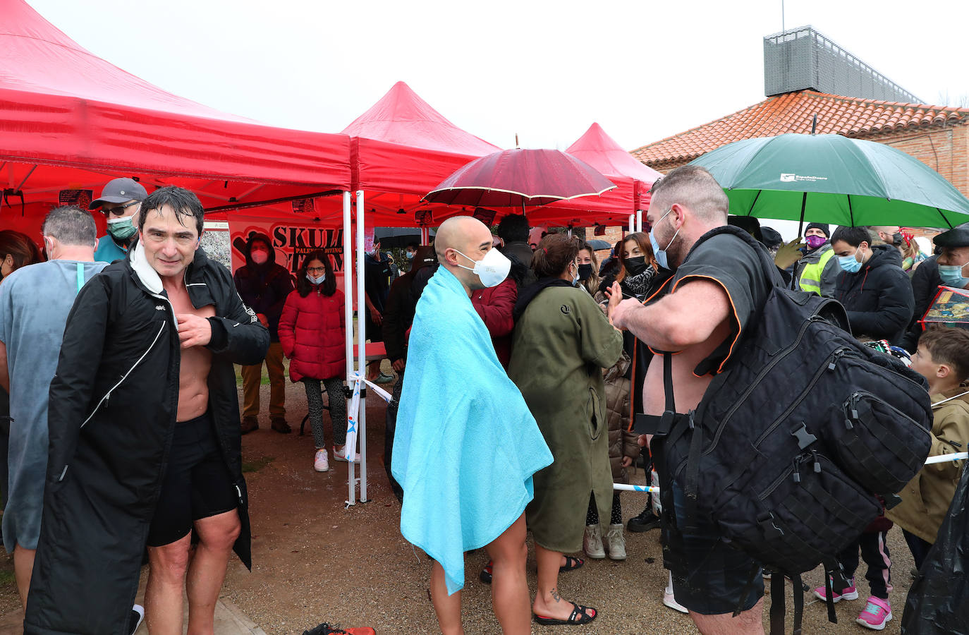 Fotos: Frío y solidario chapuzón por las asociaciones de personas con discapacidad