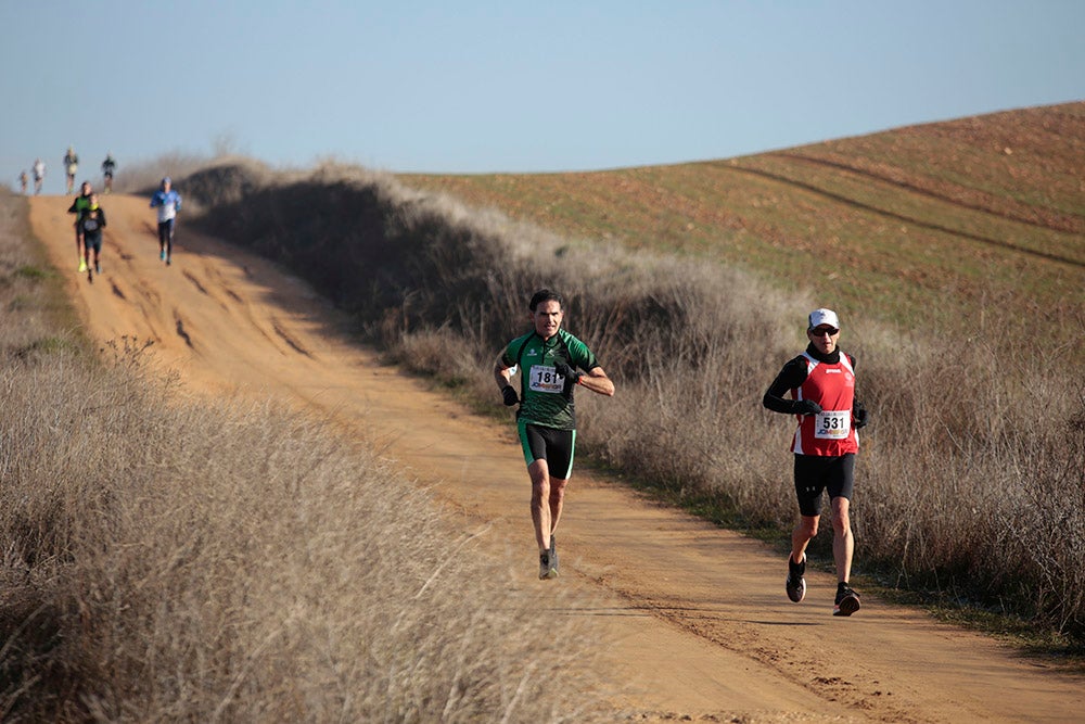 Soleada mañana en los caminos de Cabrerizos para la disputa de la tercera jornada de la Liga de Cross, que alcanza su ecuador al rojo vivo