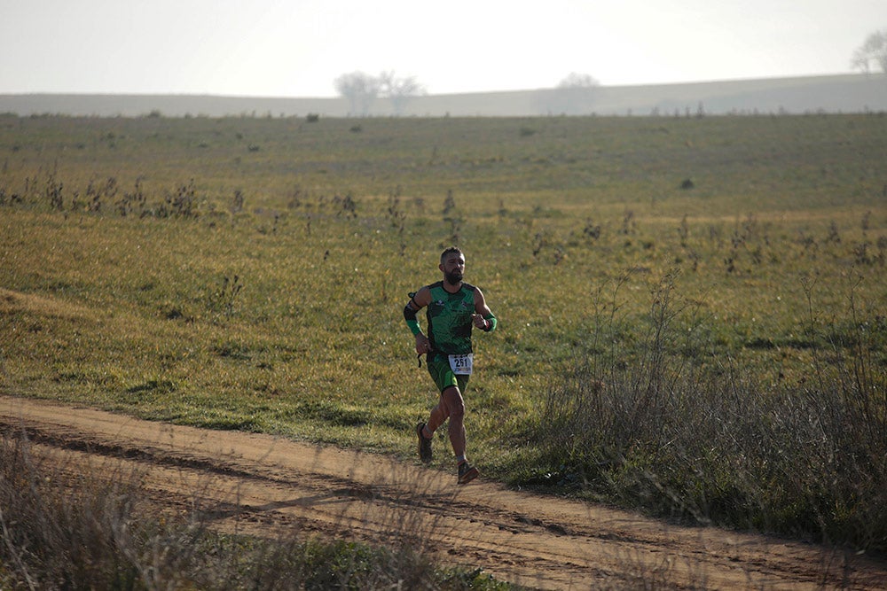 Soleada mañana en los caminos de Cabrerizos para la disputa de la tercera jornada de la Liga de Cross, que alcanza su ecuador al rojo vivo