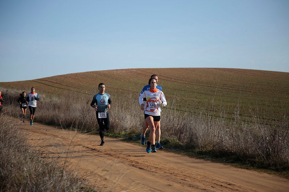 Soleada mañana en los caminos de Cabrerizos para la disputa de la tercera jornada de la Liga de Cross, que alcanza su ecuador al rojo vivo