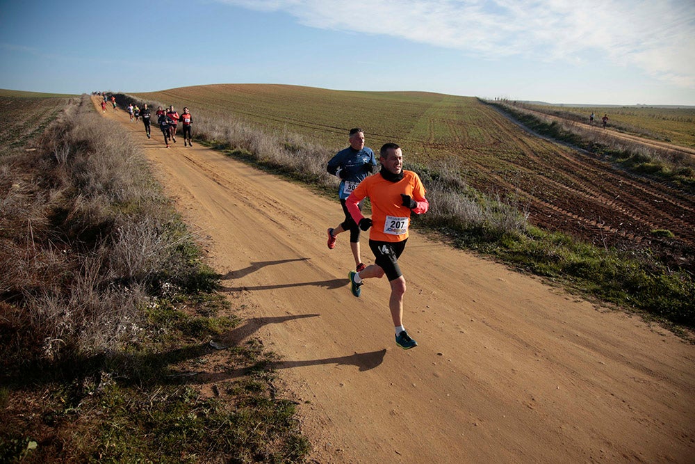 Soleada mañana en los caminos de Cabrerizos para la disputa de la tercera jornada de la Liga de Cross, que alcanza su ecuador al rojo vivo