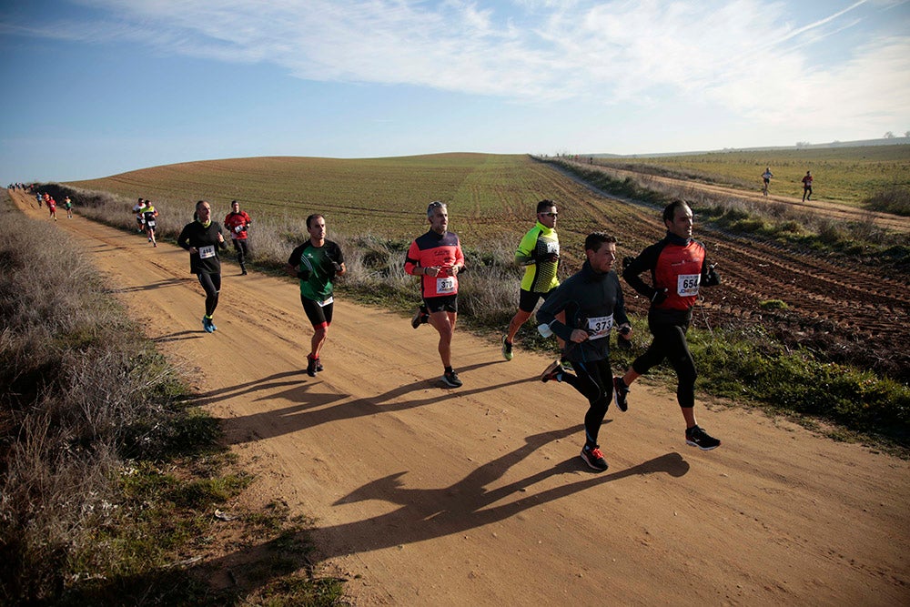 Soleada mañana en los caminos de Cabrerizos para la disputa de la tercera jornada de la Liga de Cross, que alcanza su ecuador al rojo vivo