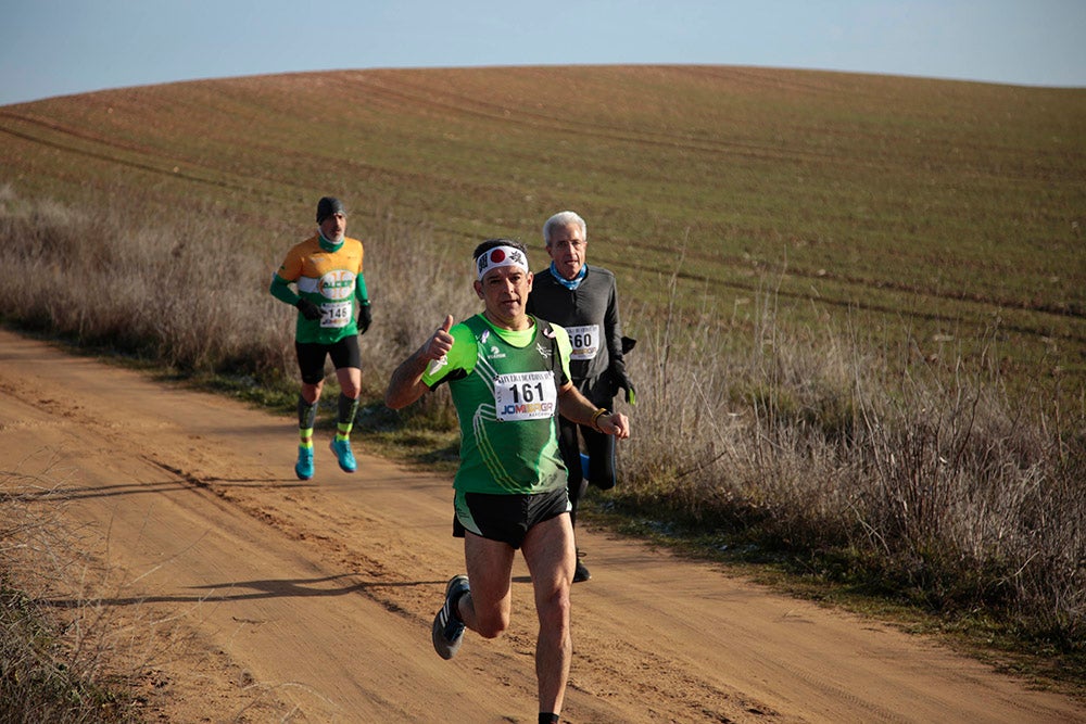 Soleada mañana en los caminos de Cabrerizos para la disputa de la tercera jornada de la Liga de Cross, que alcanza su ecuador al rojo vivo