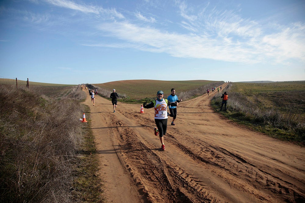 Soleada mañana en los caminos de Cabrerizos para la disputa de la tercera jornada de la Liga de Cross, que alcanza su ecuador al rojo vivo