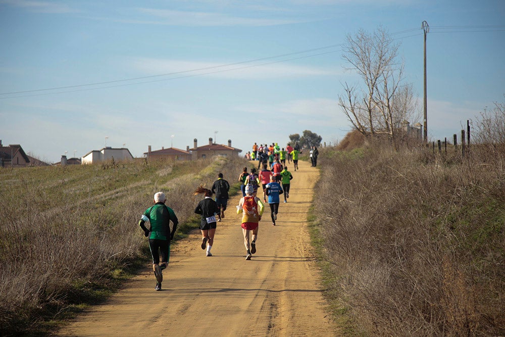 Soleada mañana en los caminos de Cabrerizos para la disputa de la tercera jornada de la Liga de Cross, que alcanza su ecuador al rojo vivo