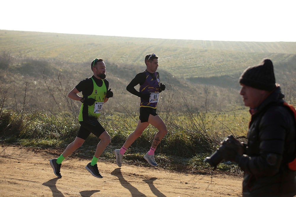 Soleada mañana en los caminos de Cabrerizos para la disputa de la tercera jornada de la Liga de Cross, que alcanza su ecuador al rojo vivo