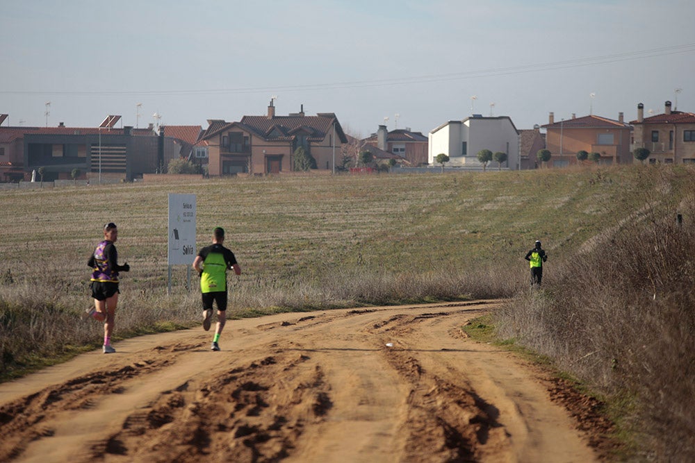 Soleada mañana en los caminos de Cabrerizos para la disputa de la tercera jornada de la Liga de Cross, que alcanza su ecuador al rojo vivo
