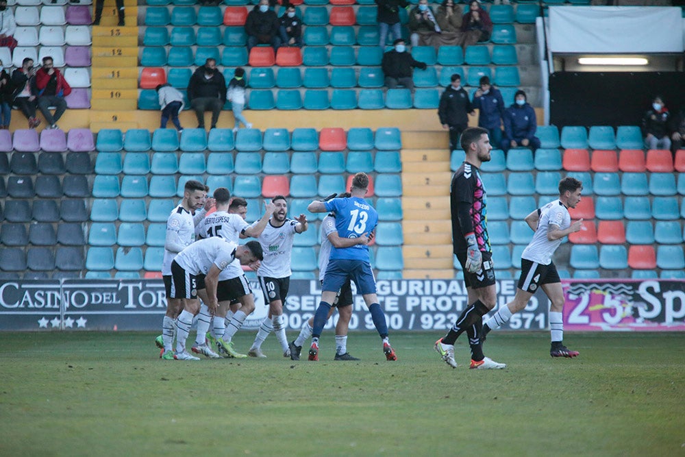 El Salamanca UDS cae con el Pontevedra y pasará las Navidades en puesto de descenso a Tercera RFEF (1-2)