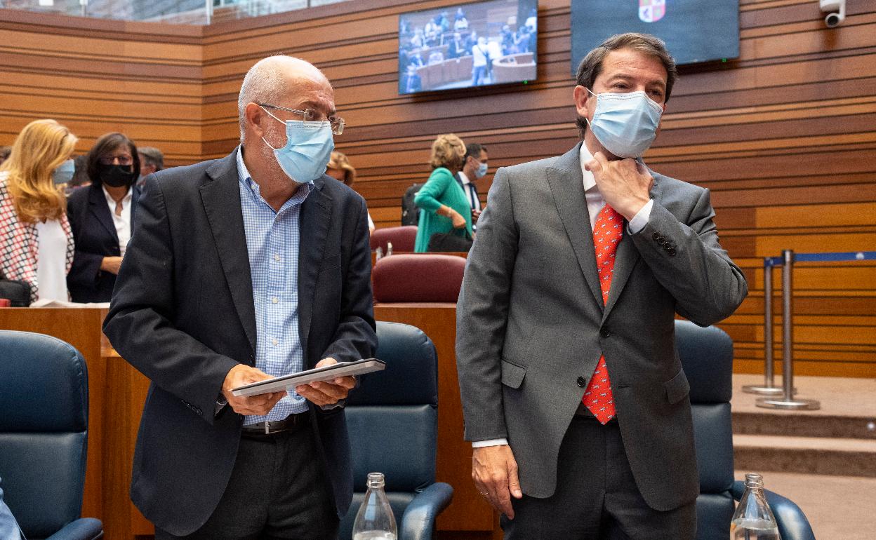 Francisco Igea y Alfonso F. Mañueco, en sus escaños de Las Cortes disueltas hoy.