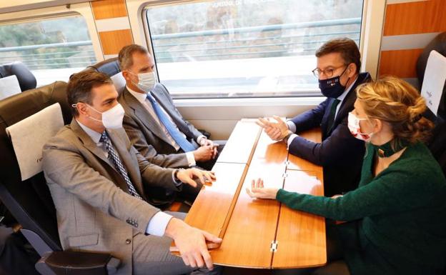 Felipe VI, Pedro Sánchez, Alberto Núñez Feijoo y Yolanda Díaz durante el viaje inaugural. 