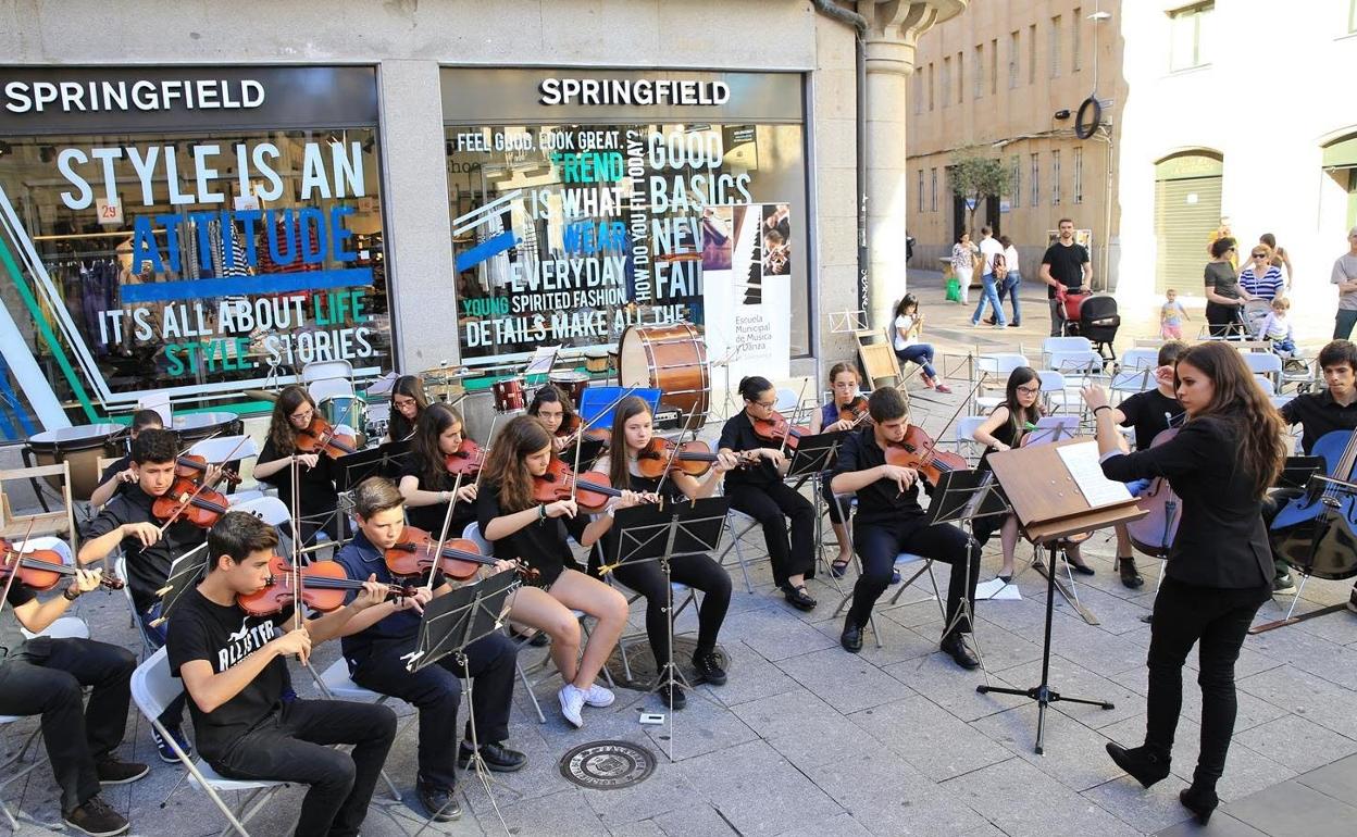 Actuación de la Escuela Municipal de Música y Danza en la plaza del Liceo de Salamanca. 