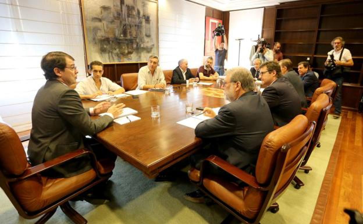 El presidente Mañueco preside una reunión de la mesa del Diálogo Social con los agentes sociales. 