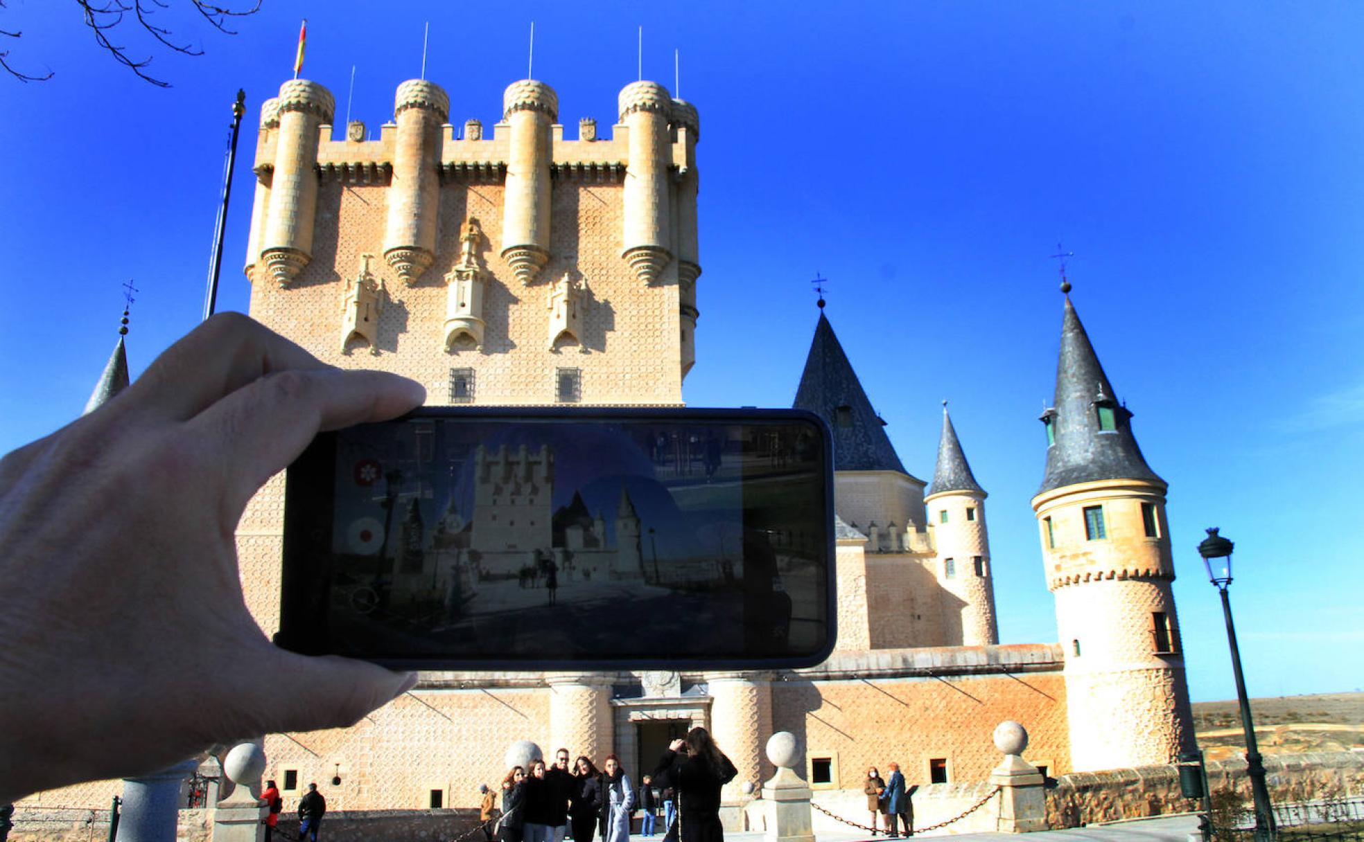 Un visitante capta con su móvil la majestuosidad del Alcázar.