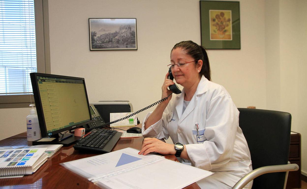 Carmen Montero, coordinadora del equipo de seguimiento de la covid en Segovia, en su despacho. 
