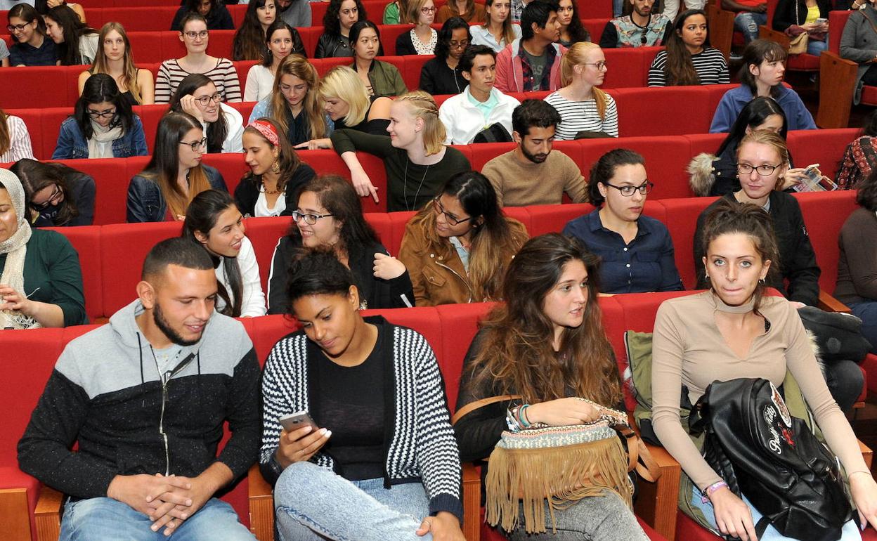 Acto de bienvenida a los alumnos extranjeros de la Universidad de Valladolid .