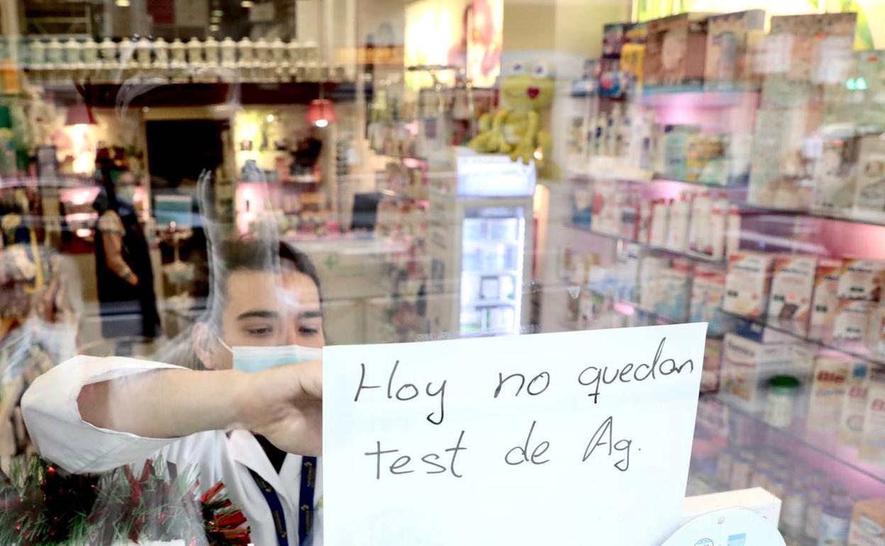 Test de Antígenos agotados en la farmacia de la plaza de la Cruz Verde de Valladolid.. 