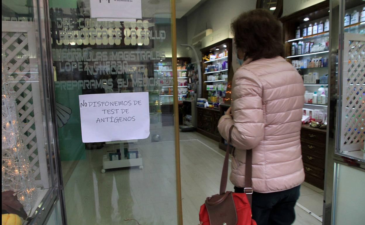 Una farmacia de Segovia informa a la entrada de que no quedan test de antígenos, este lunes. 