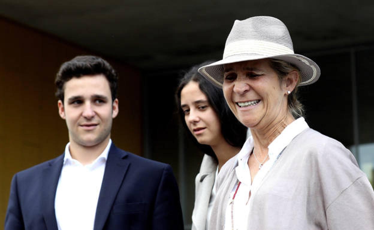 La Infanta Elena y sus hijos Victoria Federica y Felipe Juan Froilán. 