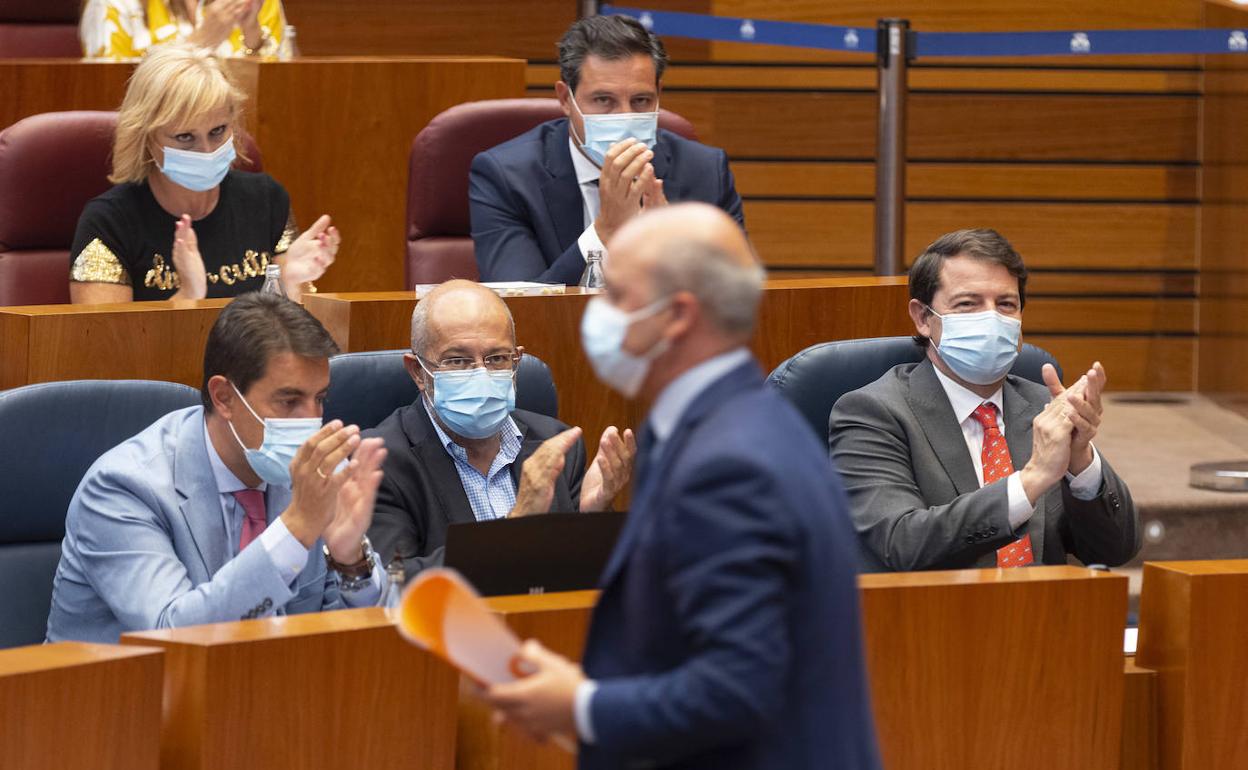 Mañueco e Igea, junto a procuradores del PP, aplauden una reciente intervención de David Castaño, portavoz de Cs en las Cortes.