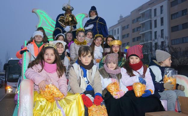 La carroza de Baktasar en una cabalgata de Arroyo.