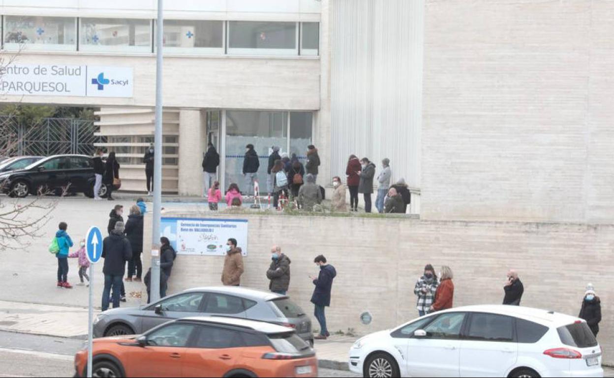 Colas para la PCR en el Centro de Salud de Parquesol en Valladolid. 