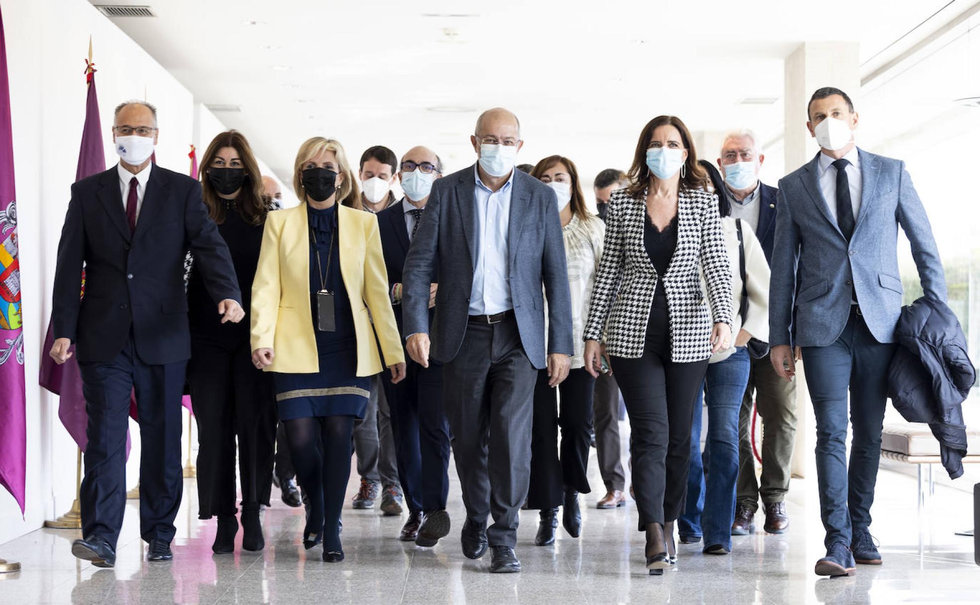 Francisco Igea, acompañado por consejeros y procuradores de su partido.