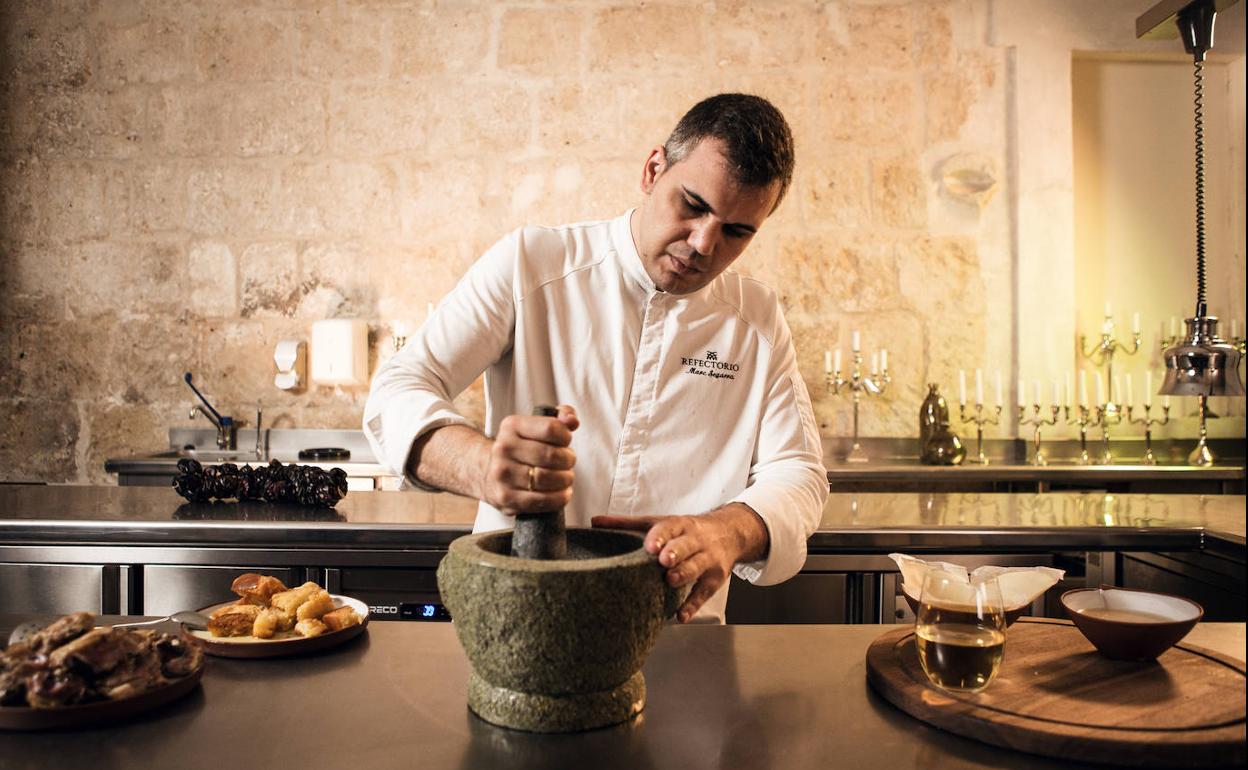 El chef Marc Segarra prepara las empanadillas de lechazo. 