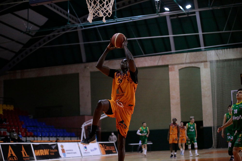 Un nervioso Aquimisa tira el partido en un pésimo último cuarto ante Cantabria (61-64)