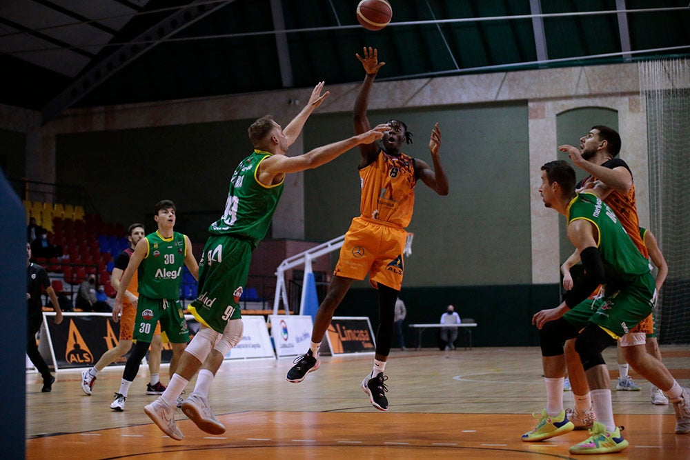 Un nervioso Aquimisa tira el partido en un pésimo último cuarto ante Cantabria (61-64)