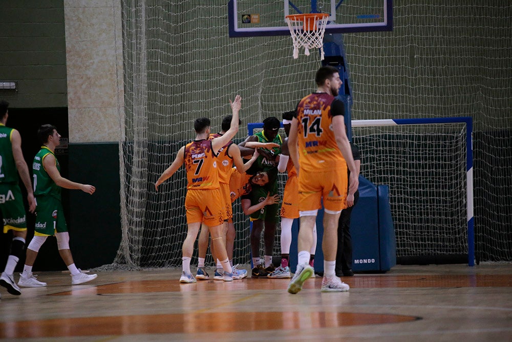 Un nervioso Aquimisa tira el partido en un pésimo último cuarto ante Cantabria (61-64)