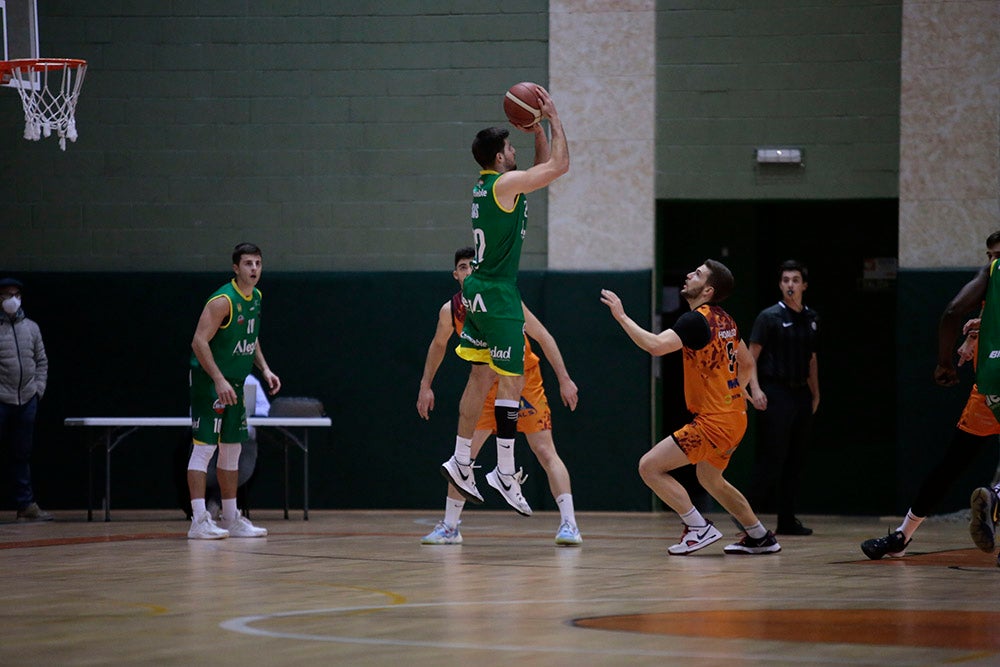Un nervioso Aquimisa tira el partido en un pésimo último cuarto ante Cantabria (61-64)